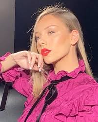 ALEX SAINT en Instagram: “Hoy echo de menos a este bombón así que subo  alguno de mis momentos y maquillajes favoritos con ella🥺❤️🥰”