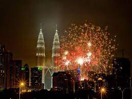 15 Best Places To Celebrate New Year S Eve Around The World New Year S Eve Around The World Celebration Around The World New Years Eve Fireworks