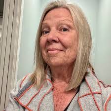 Amanda Florek's Instagram, Twitter & Facebook