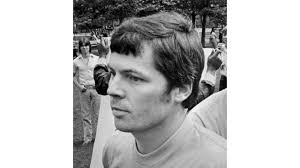 Chi era Robert Jay Mathews, il leader di The Order interpretato da Nicholas  Hoult