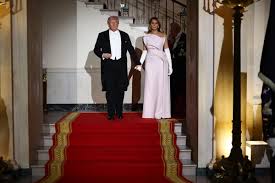 Diplomatie de la robe : quand Melania Trump s’inspire de Jackie Kennedy et Beatrice Borromeo