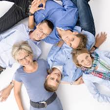 A person, familie und freunde b körper und gesundheit c wohnen und hausarbeit d natur, wetter und jahreszeiten e reisen, verkehr und freizeit f essen. Lebenslauf Familie Und Freunde Lebenslauf Familie Und Freunde Hobbys Im Lebenslauf Was Familie Bundeskanzler Altkanzler Ehrenamter Nord Stream Rechtsanwalt Iris Lacharmeuru