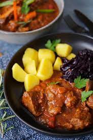 Einfaches Gulasch Mit Paprika Aus Dem Brater Ohne Anbraten Rezept In 2021 Gulasch Mit Paprika Essen Gemusegerichte