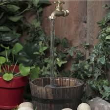 Für die reparatur eines undichten wasserhahns sind nur wenige handgriffe und materialien nötig. Magie Im Garten Wie Ein Fliegender Wasserhahn Funktioniert