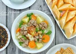 Didihkan air di panci, masukan wortel dan kentang. 5 Resep Sayur Sop Terenak Pilihannya Ada Yang Pakai Telur Puyuh Hingga Iga Sapi