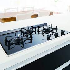 グリルが無いガスコンロは海外メーカー製を含めると数種類ありますが 実勢価格が10万円前後のグリルレスガスコンロを選ぼうとすると 2種類しかありません ひとつはハーマン製のネロ n3c20kssel です ブラックガラスを採用し 黒で統一した高級感のあるデザイン性と