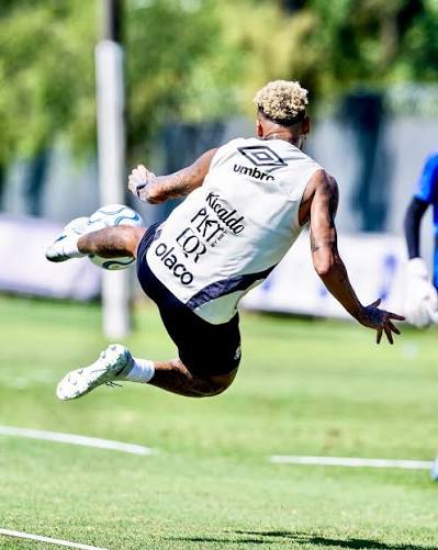 Neymar Jr. during the training session at CT Rei Pele! ❤️✨  @nrsports