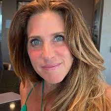 Lisa Cummings's Instagram, Twitter & Facebook