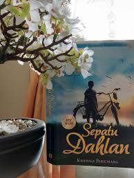 Tim bola voli smp magetan, yang kebanyakan pemainnya berasal dari keluarga mampu, kompak memakai sepatu. Resensi Novel Sepatu Dahlan Lengkap Sepatu Kita