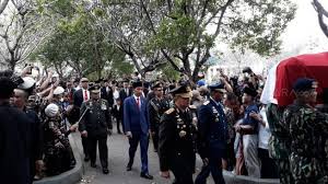 Sambutan kades karangjambu di depan tim evaluasi sambutan camat karangjambu pembacaan susunan lomba desa sambutan camat kutasari di depan. Beri Sambutan Pemakaman Ani Jokowi Tunggu Adzan Asar Usai