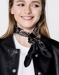 Enrouler le sur lui même.faite une coiffure chignon avec vos cheveux. Bandana Scarf See All Accessories Woman Pull Bear Turkey Silk Scarf Style Bandana Outfit Ways To Wear A Scarf