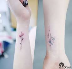 Những hình xăm đẹp ở cổ tay thường không quá to, vì vậy nó rất kín đáo hình xăm cỏ 4 lá mini. Hinh XÄƒm Mini á»Ÿ Cá»• Tay Cho Ná»¯ Flower Wrist Tattoos Tattoos Aster Flower Tattoos