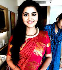 Looking For Best South Indian Hairstyles For Round Faces Here Are Our Picks Of 10 Best Hairstyle Indian Bridal Hairstyles Long Hair Wedding Styles Hair Styles