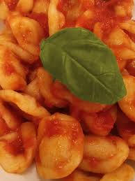 Tranne che a casa mia, almeno fino a quando ho provato a cimentarmi con il tavoliere. Orecchiette Fatte In Casa