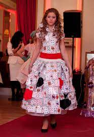 Clown kostüm selber machen, den spaß selbst anfangen. Herzkonigin Kostum Bzw Kleid Aus Spielkarten Selber Machen
