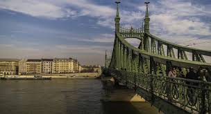 Budapesten a szabadság híd kivételével nincs egyetlen gyalogos hídnak alkalmas átkelő sem. A Juliusi Hetvegeken Iden Is A Gyalogosoke A Szabadsag Hid Ihirek Hu