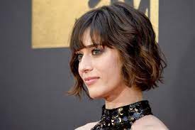 Simple easy short hairstyle with wispy bangs /getty images lena dunham haircut: More Pics Of Lizzy Caplan Short Wavy Cut 6 Of 19 Short Hairstyles Lookbook Stylebistro