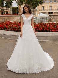 Beautiful Lace A Line Wedding Dress With Scalloped Cap Sleeves Pronovias White One White Bridesmaid Dresses Long Wedding Dresses Lace White Bridesmaid Dresses
