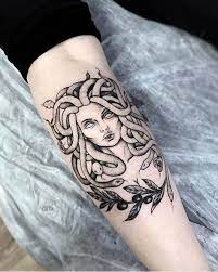 Medusa Representa O Absolutamente Inacessivel Dado Nao Ser Possivel Ve La Sem Morrer Encarar Medusa Seria Ver A P Tatuaggio Medusa Idee Per Tatuaggi Tatuaggi