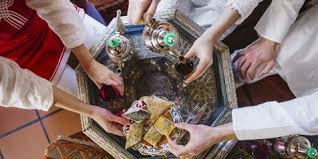 Berbagi makanan kepada orang yang berbuka puasa merupakan amalan sunnah di bulan puasa ramadhan. 7 Bentuk Sedekah Di Bulan Ramadhan Bisa Awali Dari Hal Sederhana Kapanlagi Com