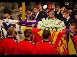 1 Queen Mothers Funeral Departure From Queens Chapel Youtube Princesa Diana Familias Reales Britanicas Princesa Diana De Gales
