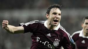 Pada momen tersebut, ada transfer pemain yang mengejutkan milanisti dan tidak terduga, semacam bonus atau hadiah yang dipersembahkan galliani pada milan dan pendukungnya. Bayern Munich Captain Mark Van Bommel Joins Ac Milan