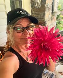 Can the color of a dahlia plant be changed by adjusting the ph level?