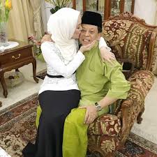 Vivy yusof and hubby fadza anuar were amused when their daughter, mariam iman shah, requested for another younger sibling. Biodata Ayah Vivy Yusof