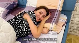 Пришел поздравить мамку с Днем матери со спермой в киску