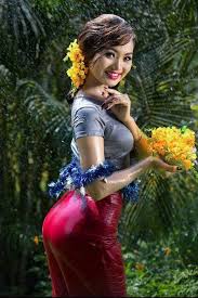 However, this woman from myanmar claimed to have been born with a naturally tiny waist and has just proposed herself to win the world record for the world's smallest waist. Pin On Myanmar Women
