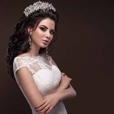 Um 1605, kaiserliche schatzkammer wien. Schone Brunette Madchen In Das Bild Der Arabischen Braut In Einem Hochzeitskleid Und Einer Krone Auf Dem Kopf Schonheit Gesicht Foto Gemacht Im Studio Lizenzfreie Fotos Bilder Und Stock Fotografie Image 50767449
