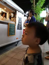 芃比和哲弟- 回家路上遇到巧克熊環島餐車，吃貨哲說也要吃，買回家後馬上開來吃😋