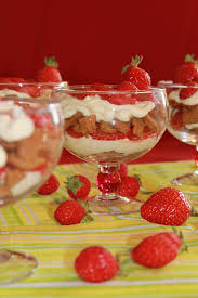 Tiramisu Aux Fraises L Italie Avec Des Fruits Cupcake Baston Et Talons Hauts Tiramisu Fraise Recette Sympa Recettes Sucrees