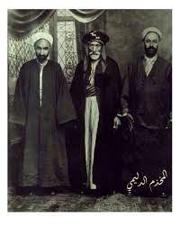 من كبار علماء العراق العلامة ومفتي الديار العراقية الشيخ نجم الدين الواعظ الحنفي الاعظمي يظهر في أقصى الشمال مع السيد سلمان ال baghdad iraq old iraq baghdad