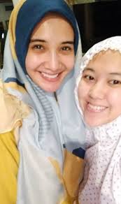 Lantas, apakah dirinya sempat mendapatkan restu dari orang tua santi. Lebih Muda Dari Dua Anak Tirinya Begini Pesona Cantik Istri Mark Sungkar