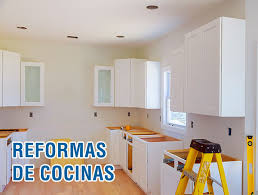 En la segunda imagen tenemos un diseño de una cocina en la cual se a utilizado armarios y muebles de cocina de color rojo, para la paredes y el. Reformas De Cocinas En Madrid Reformas Integrales La Mejor Calidad