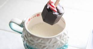 Sucette Au Chocolat Noir De Forme Hexagonale Decoree D Un Eclat De Canne En Sucre Sucette Chocolat Chocolats Faits Maison Tasses De Chocolat