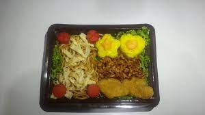 Nasi Kuning Kering Tempe Chicken Nuggets Mie Goreng Sosis Goreng Ide Pesta Pesta