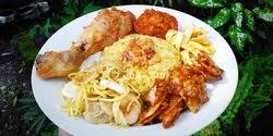 These are seasoned in soy sauce and garlic, and then placed at the bottom of a tin bowl. Resep Nasi Kuning Komplet Dengan Lauk Merdeka Com