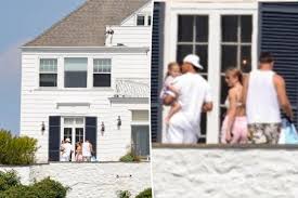 Taylor Swift and Travis Kelce spotted enjoying romantic reunion at her $17M  Rhode Island mansion : r/SwiftlyNeutral