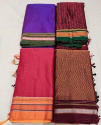 Traditional Khun Saree Kolhapuri Saree Dalam video klip 'memories' menunjukkan vokalis maroon 5, adam levine menyanyikan lagu tersebut seorang diri dengan background warna hitam. traditional khun saree