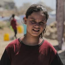 Hala tem 10 anos e vive em #Gaza. Deveria estar na escola, a brincar e a  sonhar com o futuro. Em vez disso, luta todos os dias para sobreviver. 💬  «Sempre que