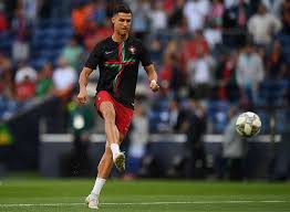 O craque português está preparar o jogo com a suíça, a meia final da liga das nações, que irá acontecer força portugal, escreveu o jogador na legenda da publicação onde aparece durante um treino da seleção nacional. Cristiano Ronaldo Tenta Sua 2Âª Taca Pela Selecao Portuguesa Jornal Correio