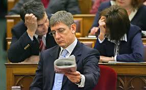Prior to that, he served as minister of youth affairs and sports between 2003 and 2004. Teatralisan Mondott Le Tiz Eve Gyurcsany Ferenc