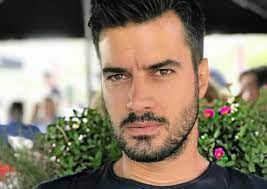 Οι ρομαντικές φώτο με την γερονικολού που δεν περιμέναμε να δούμε! Ayto Dhlwse O Giannhs Tsimitselhs Gia Thn Prwhn Syntrofo Toy In Gr