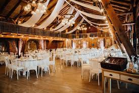 Winterzauber Fur Ihre Hochzeit In Der Hof Frien Festscheune Deckchen Hochzeit Vintage Hochzeit Deko Hochzeit