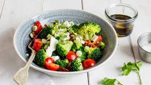 Mediterraner Brokkoli Salat Auf Einemteller Daneben Steht Ein Kleines Glas Ol Balsamico Dressing Brokkoli Salate Gesunde Rezepte Rezepte