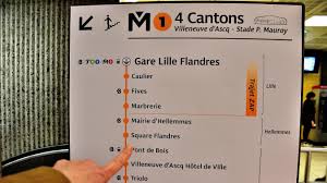 Une petite cabine en verre se dresse sur le quai et semble sortie d'un autre temps. Neuf Stations De Metro Changent De Nom Un Bapteme A 300 000