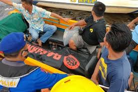 The paddle is already in the hands of the boat already in the water. Tiga Korban Sampan Motor Tenggelam Dihantam Ombak Ditemukan Tewas