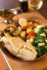 As 10 receitas de bacalhau estão imperdíveis e, com certeza, uma receita de bacalhau vai dar certinho com o seu bolso e o seu gosto. Bacalhau A Portuguesa Receita Leve De Bacalhau Cozido Picture Of Bacalhau Vinho E Cia Itaim Bibi Sao Paulo Tripadvisor